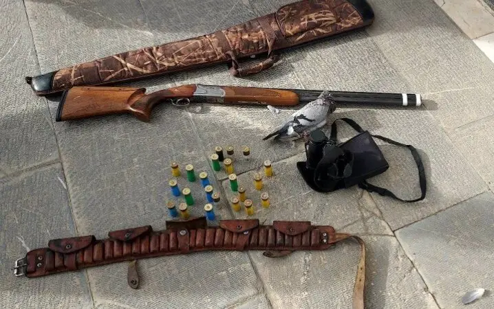 دستگیری سه شکارچی غیرمجاز با اسلحه و لاشه پرنده در قروه؛ مأموران حفاظت محیط زیست وارد عمل شدند