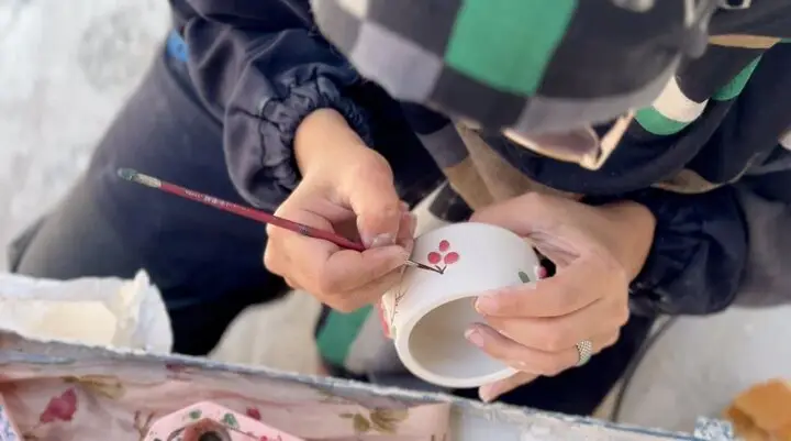 قصه بانویی که یاقوت‌های کویر را جاودانه کرد؛ از تیغ زرشک تا چرخ سفال