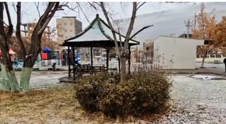 بارش برف غیرمنتظره در ماکو و بازرگان؛ پاییز با چهره زمستانی خداحافظی می‌کند!