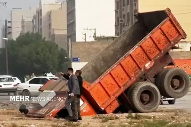 شگفتی در اهواز؛ کامیونی که ناگهان در زمین فرو رفت و همه را متحیر کرد!