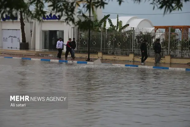 آب گرفتگی ناگهانی معابر کیش، عبور و مرور را مختل کرد!