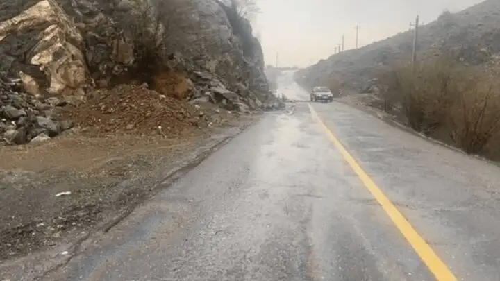 فیاضی خبر داد: گالری ریزشی در گردنه لاوش نجات می‌یابد؛ محور بلده – پل زنگوله به زودی بهبود می‌یابد