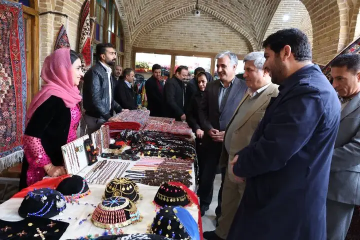نمایشگاه رنگارنگ صنایع‌دستی ویژه شب چله در سنندج افتتاح شد؛ تجربه‌ای ناب از فرهنگ کهن کردستان