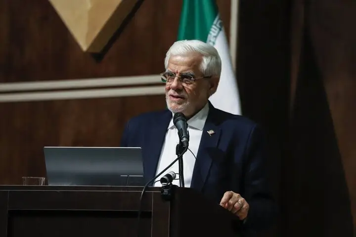 عارف: دانشگاه‌ها باید به نهاد علمی محوری و عمومی تبدیل شوند