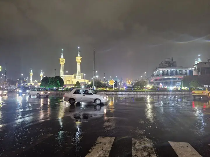 بارش پاییزی باران در حریم مقدس امام رضا(ع)؛ جلوه‌ای روحانی و بی‌نظیر در مشهد