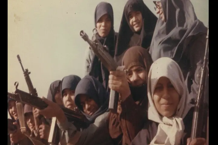 دختران نوجوان خرمشهر چگونه پشت خط مقاومت ایستادند؟ روایت تکان‌دهنده «پوتین‌های زنانه»