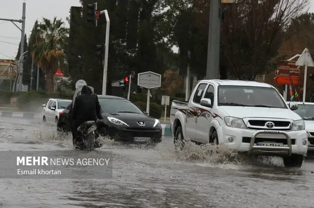 بارش بی‌سابقه ۳۰ میلی‌متری در کرمان؛ برق و تردد تحت تاثیر قرار گرفت!