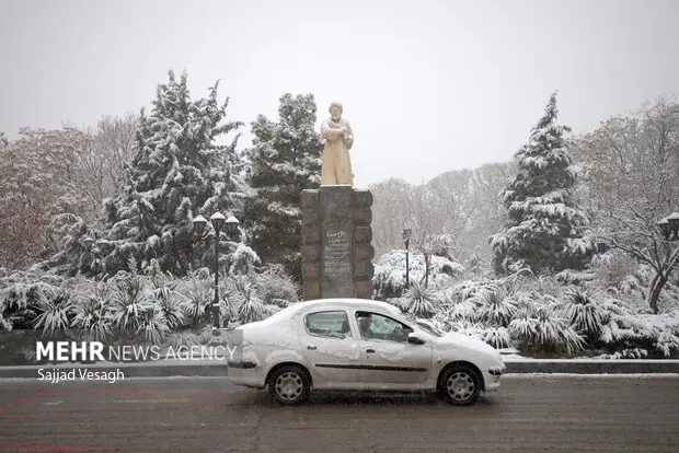 کولاک و برف سنگین در گردنه گدوک فیروزکوه؛ دید رانندگان به شدت کاهش یافت!