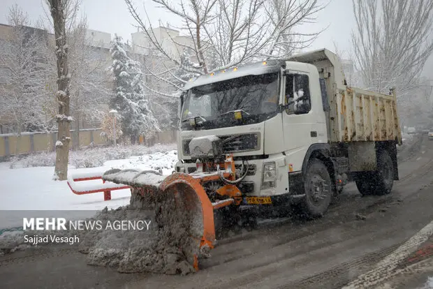 رکورد بی‌سابقه در همدان؛ برف‌روبی ۸۷۰ کیلومتر جاده روستایی زیر بار تلاش شبانه‌روزی راهداران!