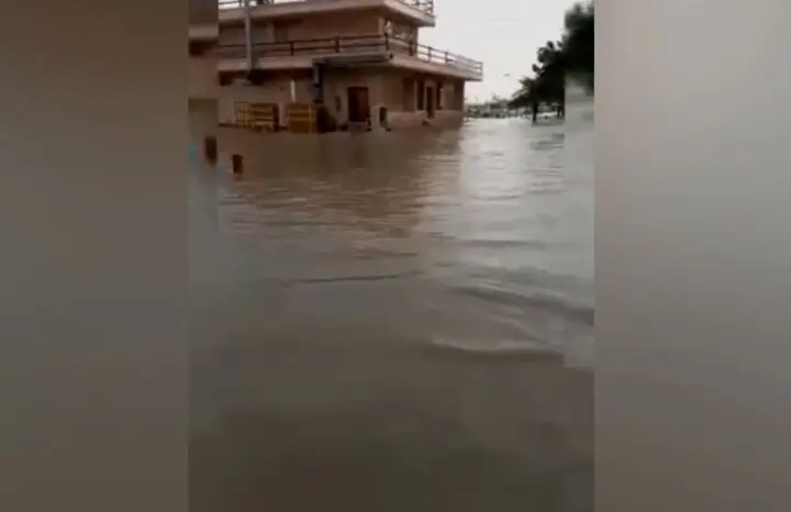 تصاویر حیرت‌انگیز خیابان ساحلی دیر پس از بارندگی‌های سنگین