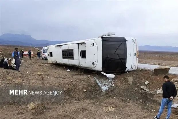 واژگونی هولناک دو اتوبوس در محور زاهدان – بم؛ ۱۴ نفر درگیر حادثه شدند