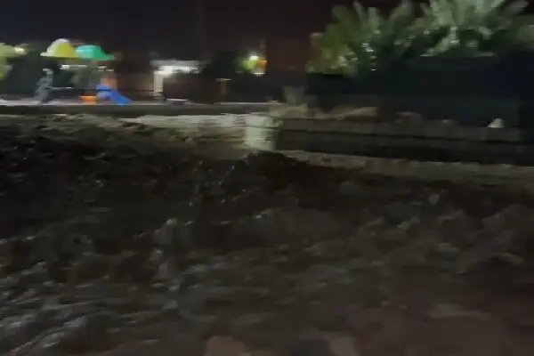 طغیان مهیب رودخانه‌های فصلی در دشتی پس از بارش سیل‌آسا؛ شهر در خطر آبگرفتگی!