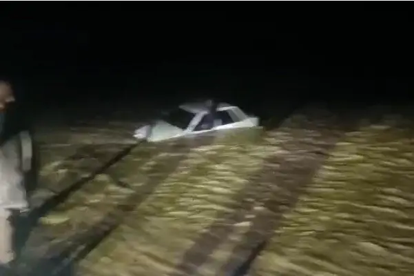 نجات معجزه‌آسا؛ سرنشین خودروی گرفتار در سیلاب مرگبار رودخانه جغین هرمزگان به دام نجاتگران افتاد