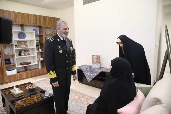 اهدای درجه سپهبدی شهید محمد باقری؛ لحظه‌ای که خانواده ایشان به افتخاری بزرگ رسیدند