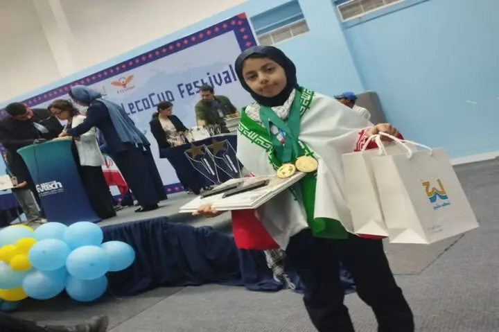 دانش‌آموز بندرعباسی با دو مدال طلا جهانی رباتیک، هدیه‌ای ویژه به رهبر انقلاب تقدیم کرد
