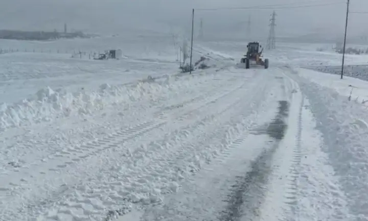 بارش برف فریدن را سفیدپوش کرد؛ راهها باز و دستگاهها پای کارند