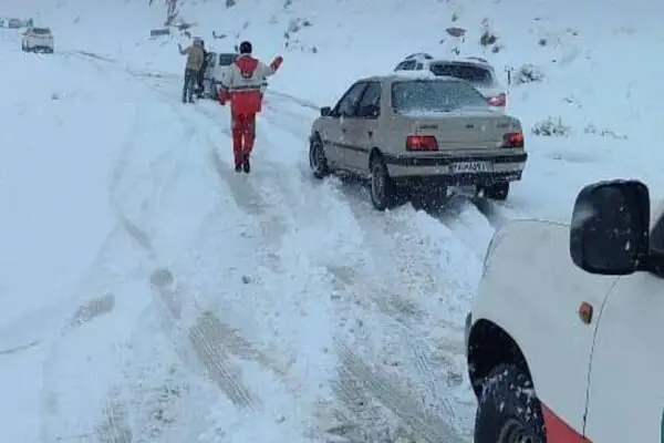 نجات معجزه‌آسا ۵۹۱ خودرو گرفتار در برف و سیلاب؛ هلال‌احمر چگونه عمل کرد؟