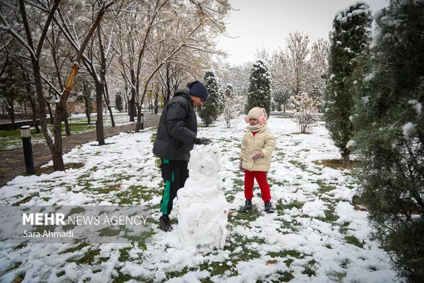 بارش برف پاییزی در مشهد؛ مردم چگونه شادی خود را جشن گرفتند؟