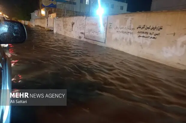 جوانان بندر کنگ با قایق‌های کوچک معابر آبی را تسخیر کردند!