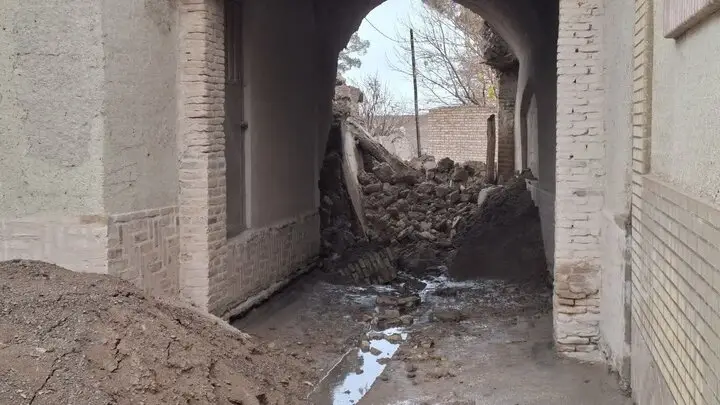 نفوذ روان آب چگونه بخشی از دروازه تاریخی پنجاهه نائین را فرو ریخت؟
