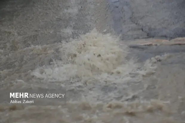 بارش بی‌سابقه باران در پارسیان؛ مردم آماده سیل احتمالی باشند!