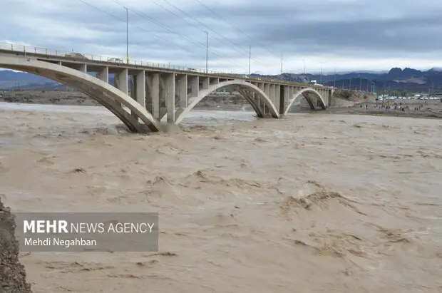 طغیان وحشتناک رودخانه آبنما در رودان؛ موج سوم بارندگی نفس‌ها را بند آورد!