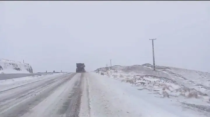 بارش سنگین برف، راه‌های اصلی بوانات را بست؛ مسافران در انتظار بازگشایی!