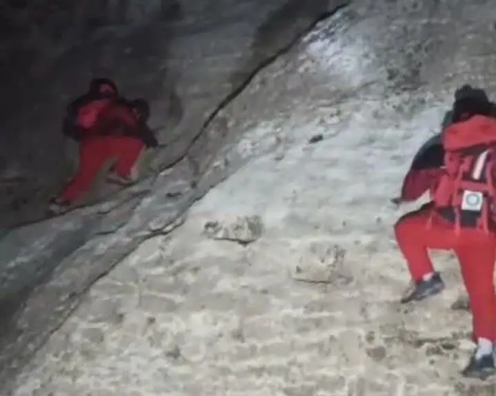 نجات معجزه‌آسا ۳ کوهنورد گرفتار در ارتفاعات صعب‌العبور آبگرمه کوهدشت