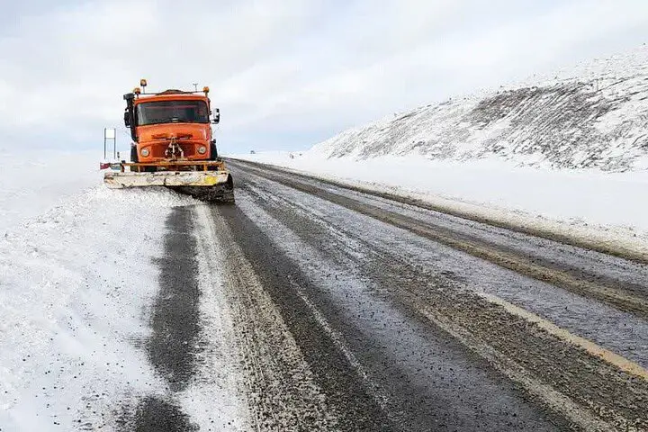 تلاش بی‌وقفه راهداران دلیجان برای بازگشایی محور برفی نراق-مشهد اردهال