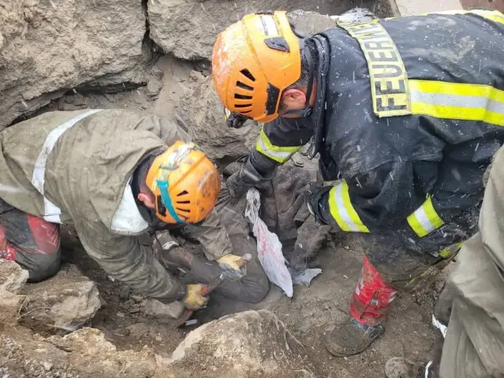 مرگ تلخ یک کارتن‌خواب در مشهد؛ ریزش سقف حفره جان مرد بی‌خانمان را گرفت