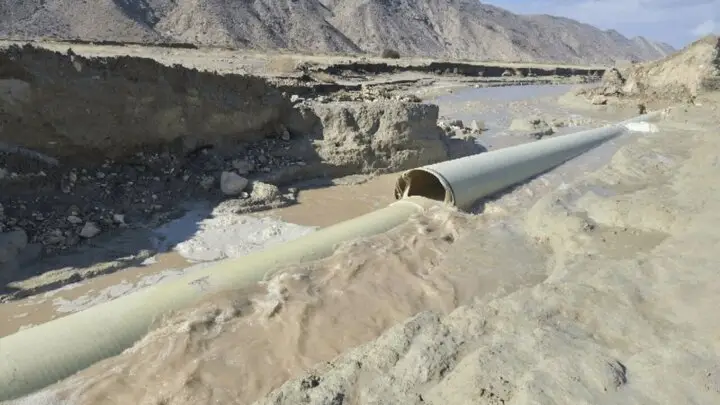 شکستگی خط انتقال آب سد سلمان فارسی در خنج؛ عملیات ترمیم همچنان بی‌وقفه ادامه دارد