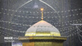 لحظه‌های دیدنی برف‌روبی پشت‌بام حرم امام رضا(ع) در سرمای بی‌سابقه مشهد!