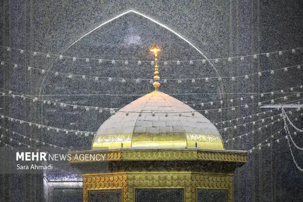 لحظه‌های دیدنی برف‌روبی پشت‌بام حرم امام رضا(ع) در سرمای بی‌سابقه مشهد!