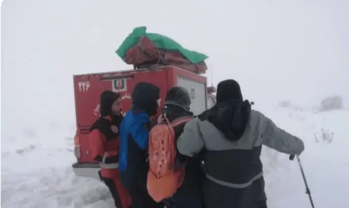 نجات معجزه‌آسای شهروند گرفتار در برف سرد کوه دراک توسط آتش‌نشانان شیراز