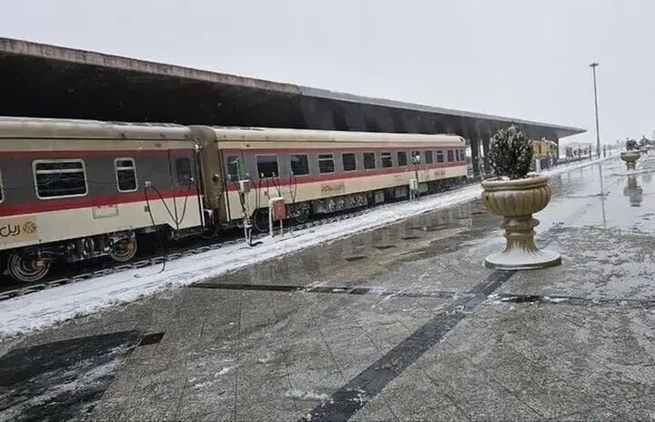 معراجی فر: قطارهای مسافری خراسان رضوی باوجود برف سنگین همچنان بدون وقفه در حرکت‌اند