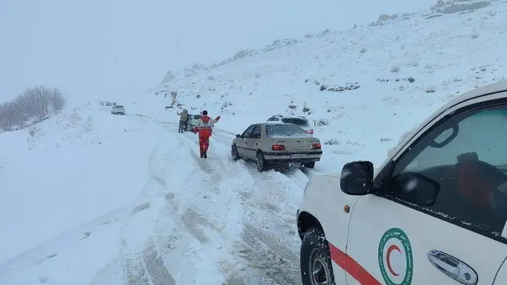 امدادرسانی فوری هلال‌احمر به ۳۶۰ نفر گرفتار در برف و کولاک سنگین بام ایران