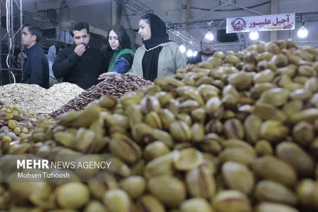 بازار شب یلدا داغ اما بی‌رمق؛فروشندگان از رکود و مردم ازگرانی می‌گویند