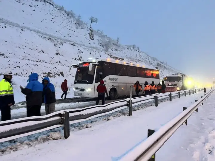 بارش سنگین برف در خراسان شمالی؛ عبور فقط با زنجیر چرخ ممکن شد!