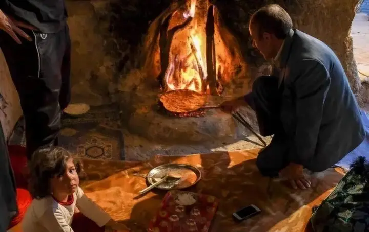 شبی به بلندای تاریخ: یلدا در کوهساران کریک با عطر نان تُنگ و شیرینی‌