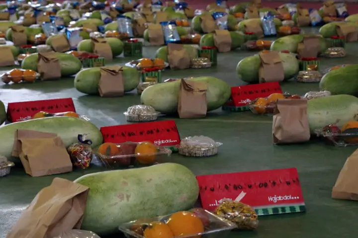 هدیه ویژه شب یلدا به خانواده‌های ایتام در جزیره قشم؛ شادی بخش دل‌های نیازمندان