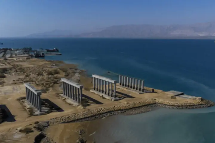 قرارگاه خاتم به‌طور رسمی ساخت پل خلیج فارس در قشم را بر عهده گرفت!