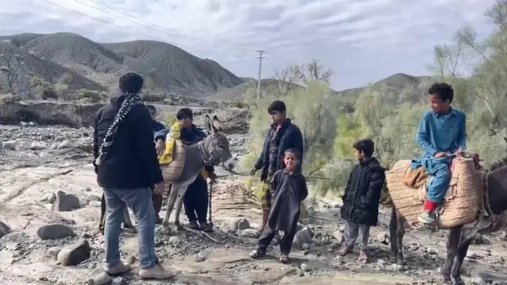 شروع عملیات جهادی نفس‌گیر در روستاهای محاصره‌شده بشاگرد؛ عبور از مسیرهای صعب‌العبور با موتور!