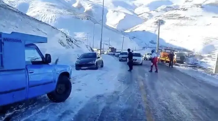 کولاک سهمگین در گردنه الماس؛ مسافران گرفتار برف و مه شدید شدند!