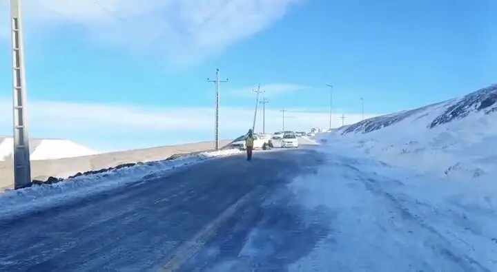 کولاک شدید در گردنه الماس تردد مسافران را با مشکل مواجه کرد