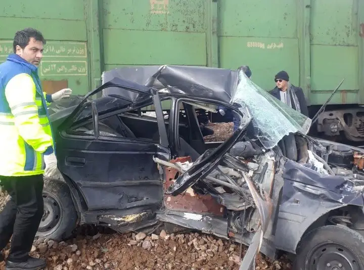 برخورد وحشتناک قطار با خودرو در شازند؛ یک جوان مصدوم شد