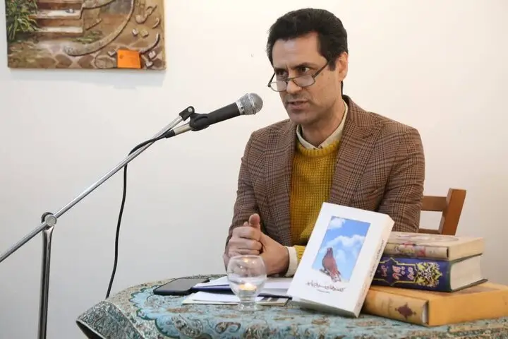 رونمایی «کفترهای سُرخِ پاپَر»؛ داستانی از رنج، طنز و جهان ذهنی نویسنده