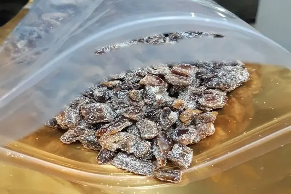 قاچاقچی زیرک با ۵۲ کیلو شیشه در پوشش خرما دستگیر شد!