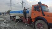 تانکرهای آستان قدس رضوی در دل سیلاب‌های سیریک، آب آشامیدنی را به سرعت به دست مردم رساندند!