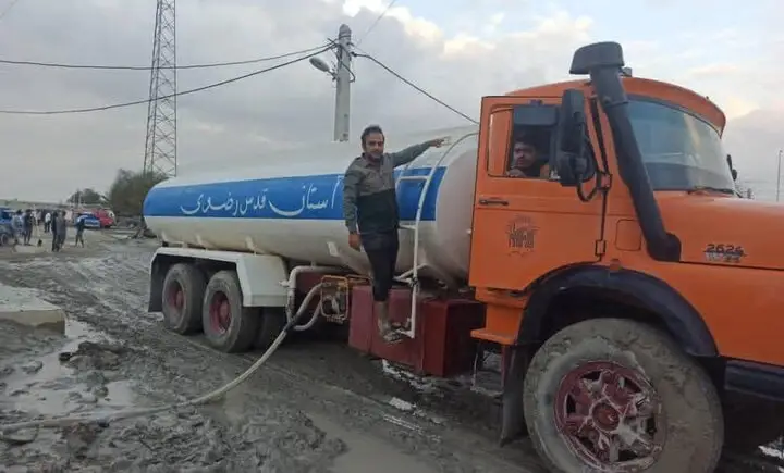 تانکرهای آستان قدس رضوی در دل سیلاب‌های سیریک، آب آشامیدنی را به سرعت به دست مردم رساندند!