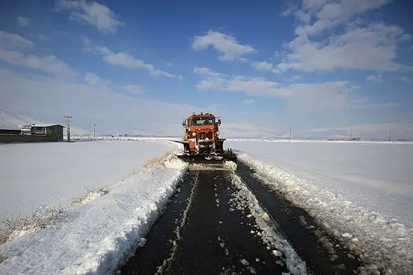 بارش شدید برف در چهارمحال و بختیاری؛ تردد فقط با زنجیرچرخ ممکن شد!